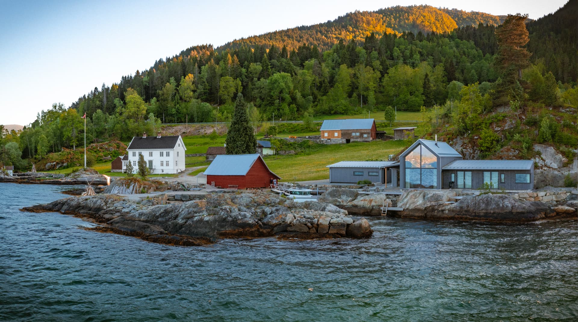 Hotell ved fjorden i kveldslys