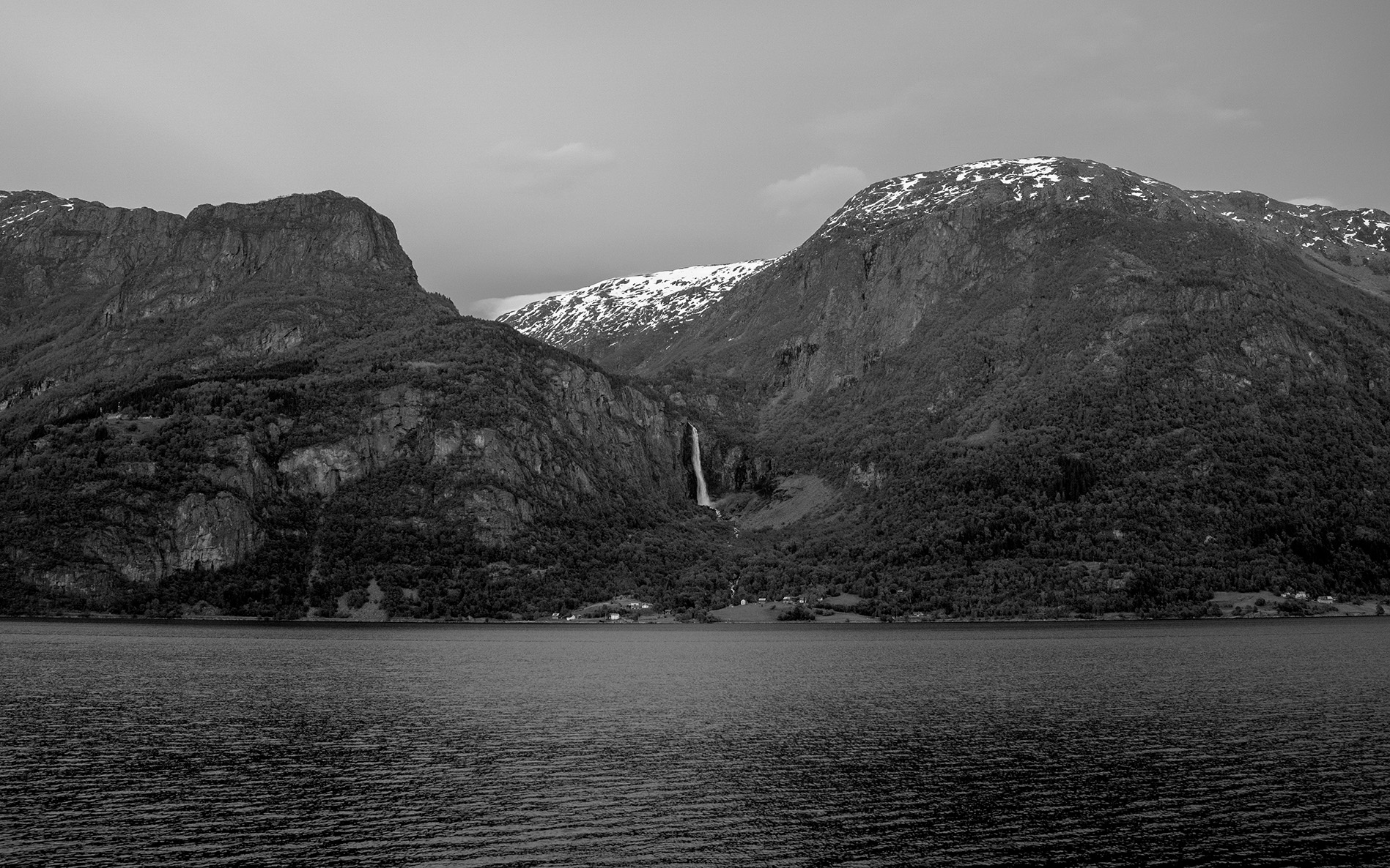 Foss i norsk fjordlandskap